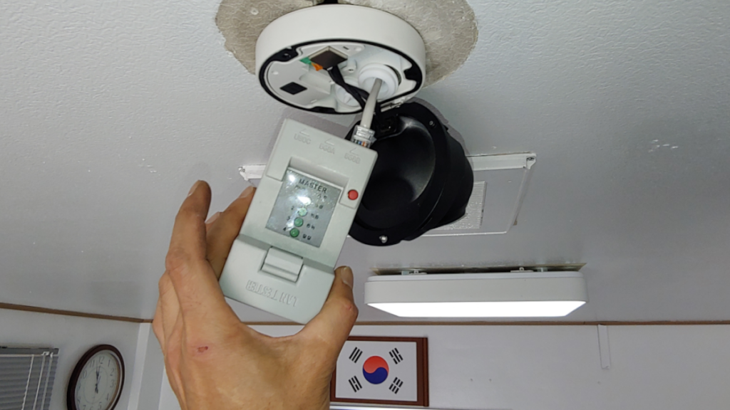CCTV PoE 랜선 RJ45 커넥터를 다시 찍고 랜테스터기로 확인하는 모습