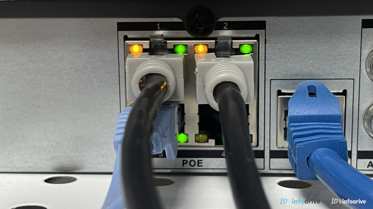 NVR 뒤쪽 PoE 포트에 CCTV 랜선이 여러 개 연결된 모습